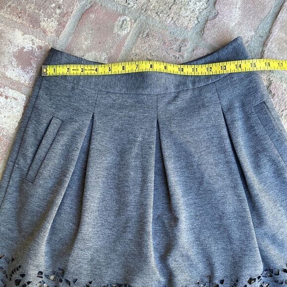 BCBG MAXAZRIA Gray Jersey Knit Pleated Lined Cutout Skirt Sz 2 - Picture 6 of 10